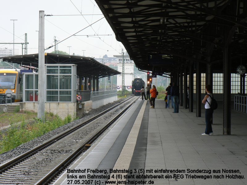 Bahnhof Freiberg(Sachsen) Bahnsteig 3 und 4 mit einfahrendem Sonderzug aus