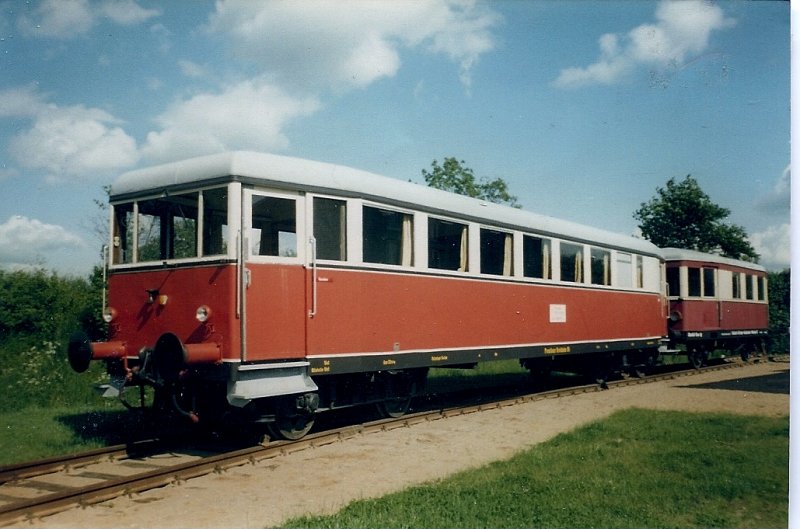 Frher fuhr der Triebwagen unter der Bezeichnung VT 137 527 bei der Prenzlauer Kreisbahn.Im Mai 1997 stand dieser Triebwagen im Eisenbahnmuseum Gramzow.