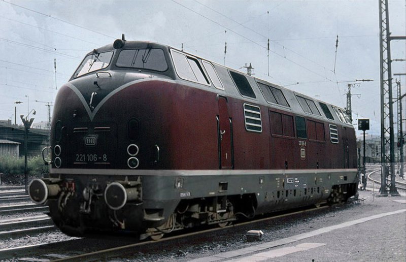 Frher zog sie in der Regel hauptschlich Schnellzge,(D-Zge)und Fernschnellzge (F-Zge).In den 60er, bzw. 70er Jahren lste sie die Dampflok-Baureihen der DB 05,01 und 03 auf ihren Stammstrecken ab. Nach der Elektrifizierung dieser Linien, ereilte die V200 und V220 (221)das gleiche Schicksal,durch die strkeren und schnelleren E-Loks und Triebzge. Aufn. Bw Hagen Eck 1981


