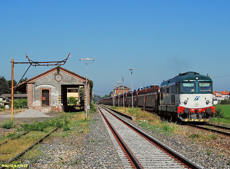 FS D345 1115 hauling a car-transport train crosses Belgioioso station on the 13th of June in 2009