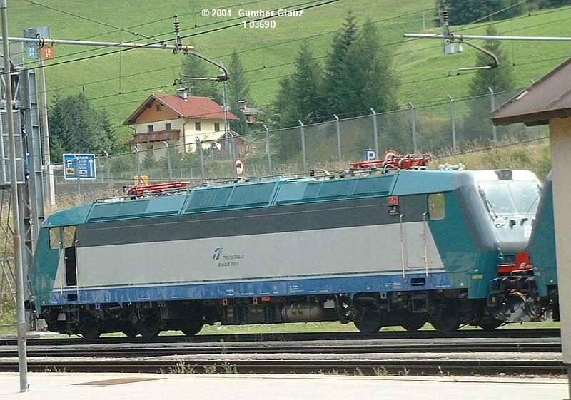 FS-E-Lok 405 001 als erste Lok vor einen Gterzug, der am 29.08.2004 aus Richtung Bozen im Bahnhof Brenner ankam.