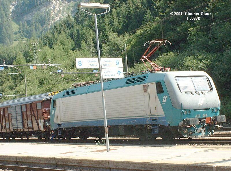 FS-E-Lok 412 009 mit einen Gterzug am 29.08.2004 im Bahnhof Brenner abfahrbereit in Richtung Bozen.