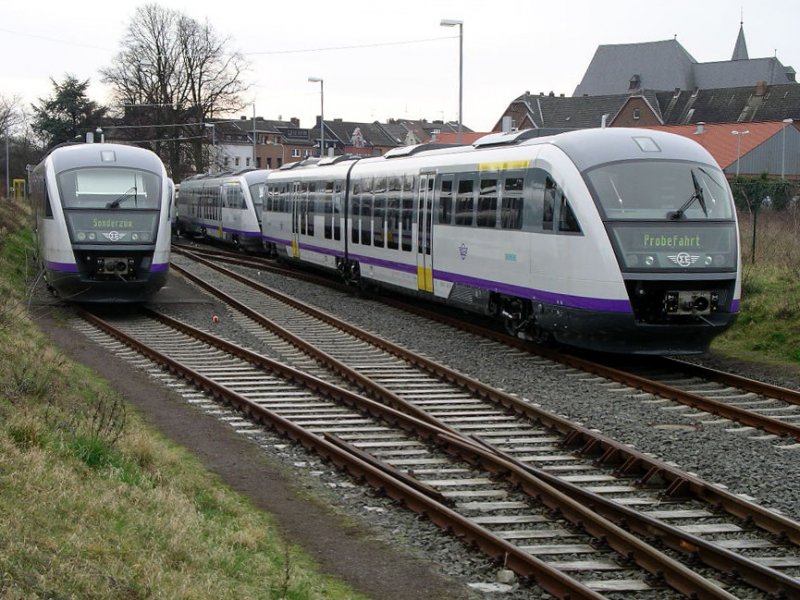 Fr Griechenland bestimmte Desiros in Dren:
Die bei der OSE als Baureihe 660 eingereihten Dieseltriebzge waren hier am 06.02.2004 zu Test- und Probefahrten bei der Rurtalbahn.