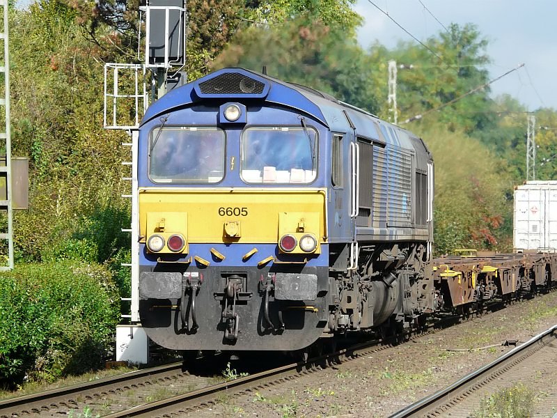 Fr mich eine Erstsichtung in Ratingen. Diese Class 66 behangen mit etlichen Containerwagen rauscht in Richtung Dsseldorf. Das Bild stammt vom 02.10.2008