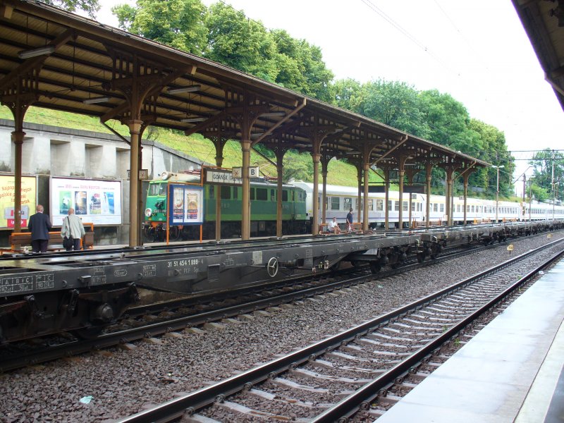 Der Bahnhof in Dazig. Ein G�terzug und ein InterCity auf
