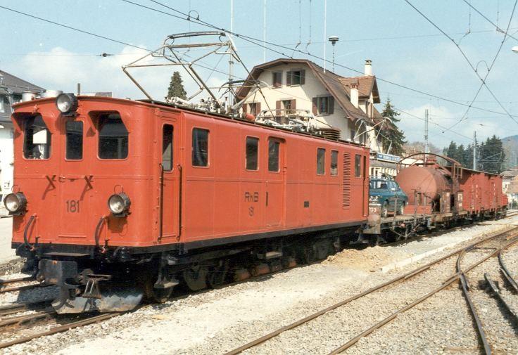 Ge 4/4  181 vor einem Fotogterzug im Mai 1986 im Bahnhof Chamby