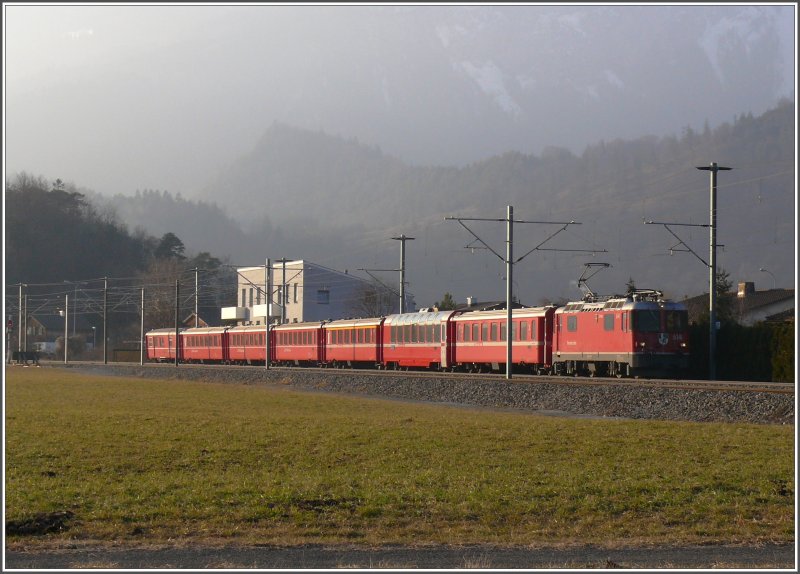 Ge 4/4 II 614  Schiers  eilt mit dem RE von Disentis nach Scuol/Tarasp an Ems Werk vorbei Richtung Chur. (25.01.2008)