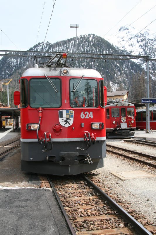 Ge 4/4 II 624  Celerina/Schlarigna  mit Regionalzug 1952 nach Scuol-Tarasp wartet am 4. Mai 2008 in Pontresina auf die Fahrgste die soeben mit dem Bernina-Regionalzug 1654, gezogen von den Triebwagen ABe 4/4 II 49 & 47, aus Tirano angekommen sind. 