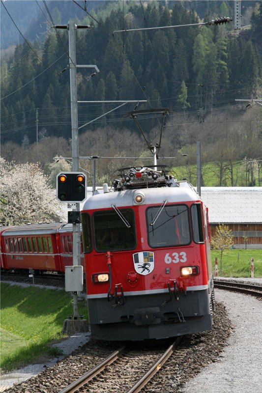 Ge 4/4 II 633  Zuoz  mit RE 1224 Scuol-T. - Landquart - Disentis/Mustr am 3. Mai 2008 kurz vor dem Bahnhof Castrisch. (Bild aus dem Gegenzug RE 1241 nach Scuol-Tarasp bespannt mit einer Ge 4/4 II 622  Arosa .)