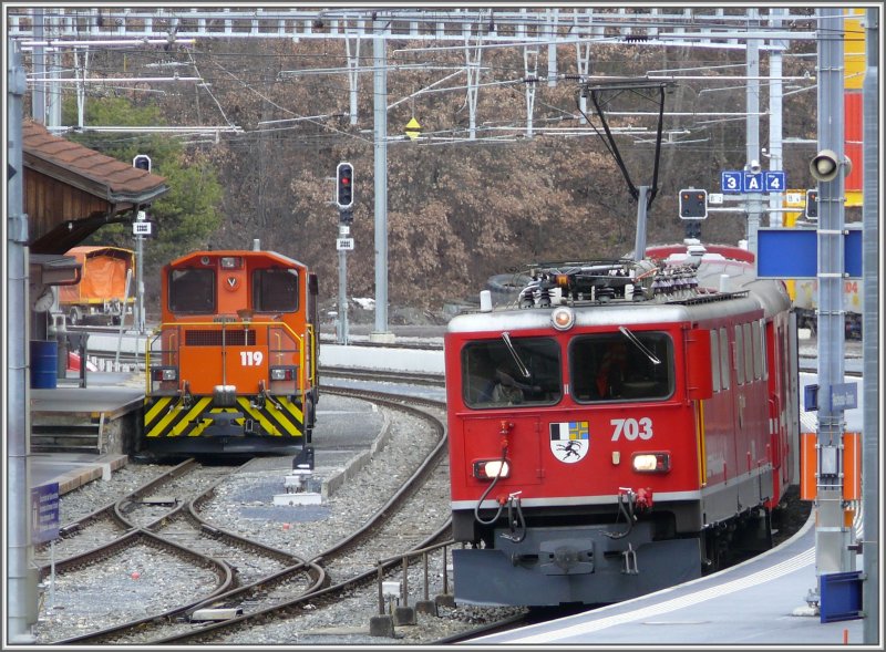 Ge 6/6 II 703  St.Moritz  fhrt heute mit dem RE nach Disentis/Mustr und schaltet einen kurzen Halt in Reichenau-Tamins ein. (10.12.2007)
