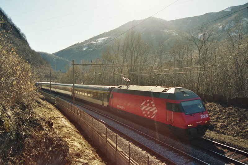 Gegenlichtaufnahme: Re 460 040 mit EC bei Mezzovico im Februar 2005.