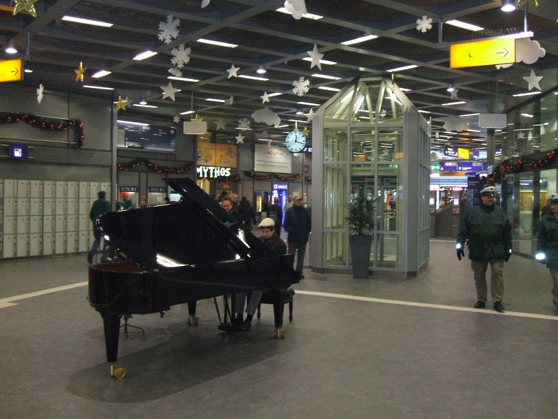 Mitten im Gelsenkirchener Hbf. ein Piano,Klavier oder Fl�gel,
mit Pianist.(20.12.2007) 