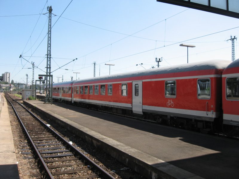 Fahrradwagen Im RE nach X mit Schublok 143 655-9 im
