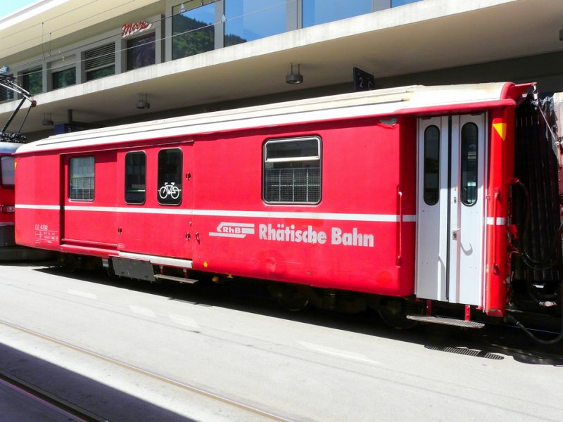 RhB - Gep�ck-Postwagen DZ 4232 im Bahnhof von Chur am