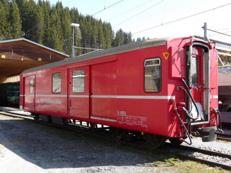 RhB - Gep�ckwagen D 4213 im Bahnhofsareal von Arosa am