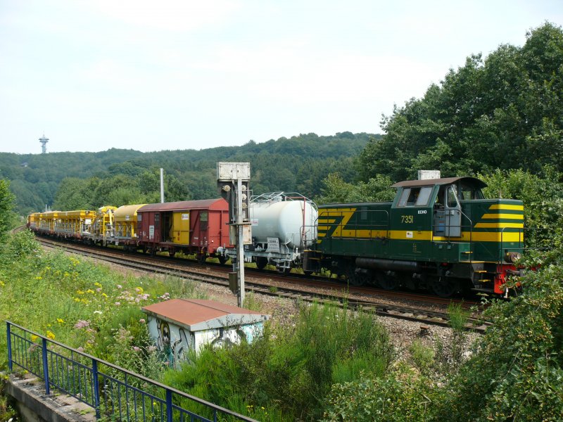 Gesamtansicht des Bauzugs mit der 7351 als Zuglok. Am 27/07/2008 war ein Bautrupp damit beschftigt, die Masten fr die Fahrleitung aufzustellen. Aufgenommen in Gemmenich/Botzelaer.