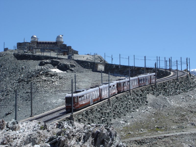 Moderner Triebwagen der Gornergratbahn auf dem Weg zum Gipfel 