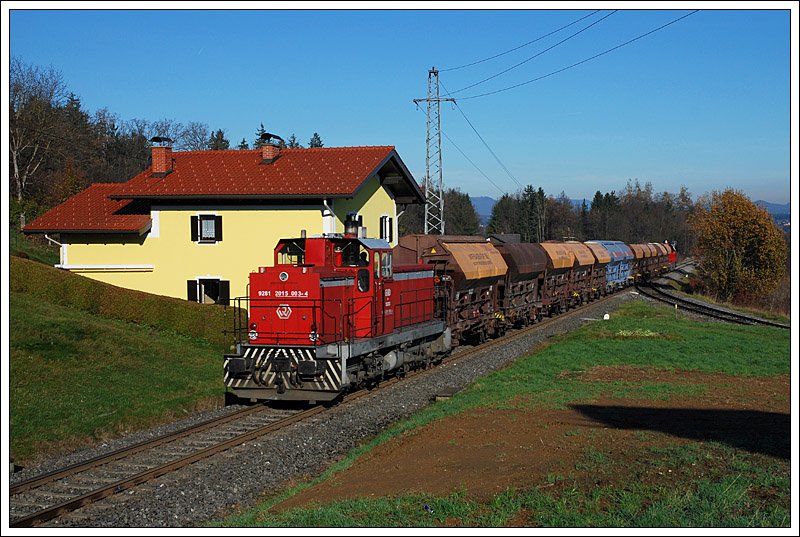 GKB 1700.1 an der Spitze und 1500.3 am Zugende eines leeren Bahnschotterzuges am 16.11.2008 bei der AB Url in Lannach aufgenommen.