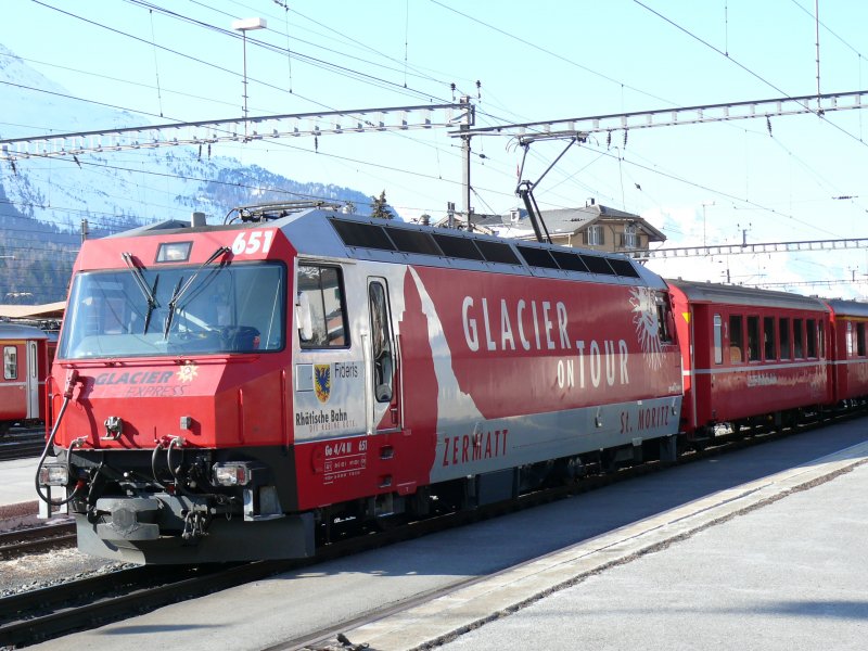 Glacier-Express mit einer Zuglok GE 4/4 III 651 bei strahlend blauem Himmel im Bhf St.Moritz kurz vor der Abfahrt nach Zermatt. Aufgenommen am 29/03/2008.