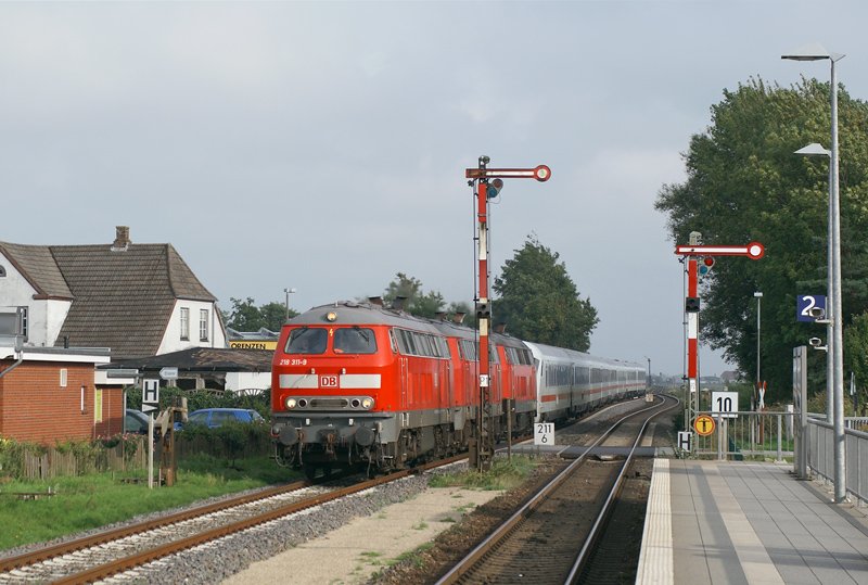 Gleich drei 218er waren am 26.08.2008 vor einem IC nach Westerland.Gefhrt von 218 311-9 von DB AutoZug Sylt-Shuttle  durchfuhr er auf dem Bild den Bahnhof von Klanxbll.