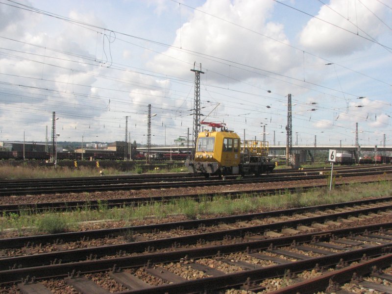 Ein GAF 100 mit Hubarbeitsb�hne durchf�hrt den G�terbahnhof Dresden-Friedrichstadt.18.08.07. 