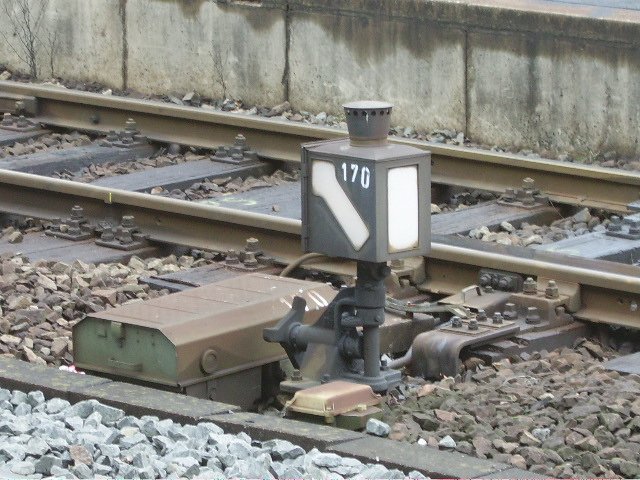 The lantern of the crossover points 170 in Hanau Hbf