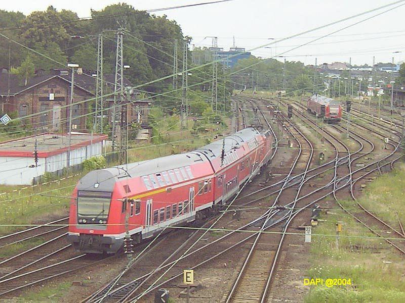 Gleisvorfeld des Dessauer Hbf, hier mit einem RE, der nach von Lutherstadt Wittenberg nach Magdeburg Hbf fhrt.