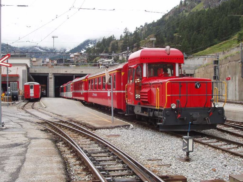 Gm 3/3 72 rangiert die verschiedene Wagen von Glacier Express 905 in Zermatt. 09.08.07