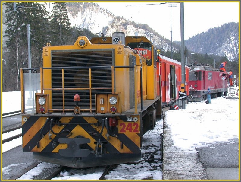 Gmf 4/4 242 und der Hilfswagen 9101 waren an der Bergung der Unfalllok Ge 4/4 II 632 beteiligt. Versam-Safien am 08.01.2007