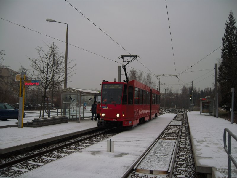 Eine rote KT4D h�lt am Alexander-Bolze-Hof . Im Hintergrund treffen die