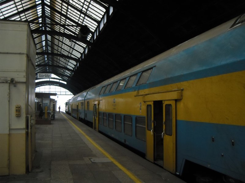 Ein polnischer Personenzug der PKP steht im Bf G�rlitz. 01.01.09