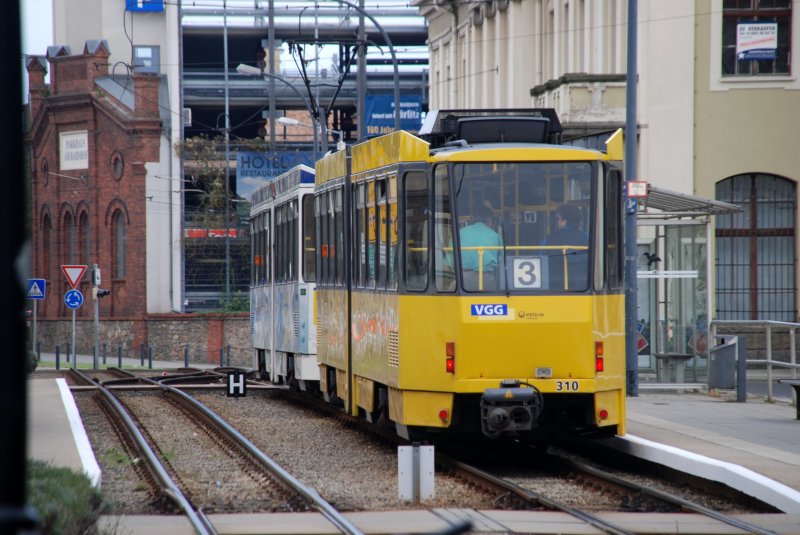 G�rlitz, 25.09.2009, Stra�enbahnlinie 3 nach Weinh�bel in der Haltestelle Bahnhof