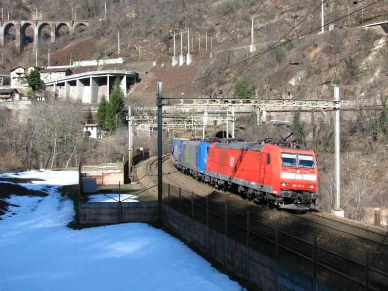 BR 185 117 und BLS ATC 185 535 bei Giornico.Auf