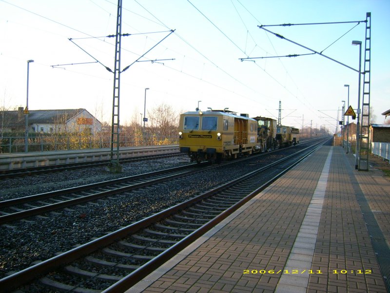 Dieser Gleisbauzug durchfuhr am 11.12.06 den Bahnhof Gr�fenhainichen in Richtung