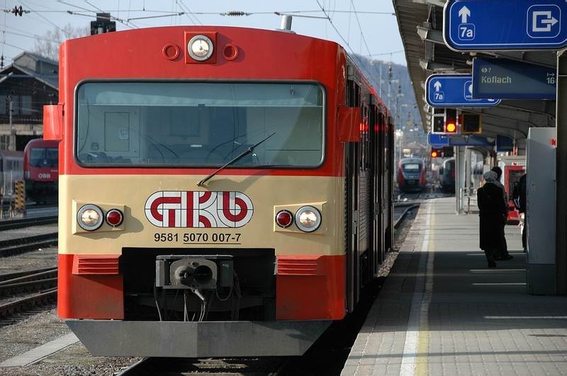 5070.007 der GKB wartet als S7 nach K�flach auf Bahnsteig
