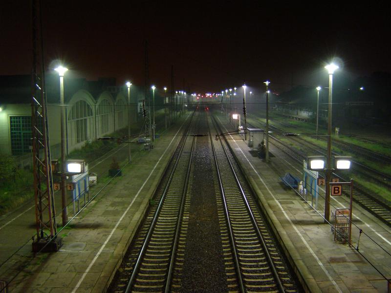 Die beiden Hauptgleise des Greifswalder Hauptbahnhofs sind hier von der
