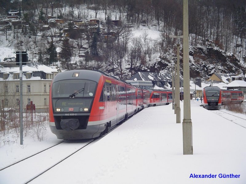 Groer Bahnhof im kleinen Glashtte (Sachs): Am 27.01.2007 treffen sich die RB 27682 nach Heidenau und der RE 17273 (Wintersportzug, der wieder ab dem 17. November bei guten Wintersportverhltnissen am Wochenende verkehrt) nach Altenberg (Erzgeb.). 