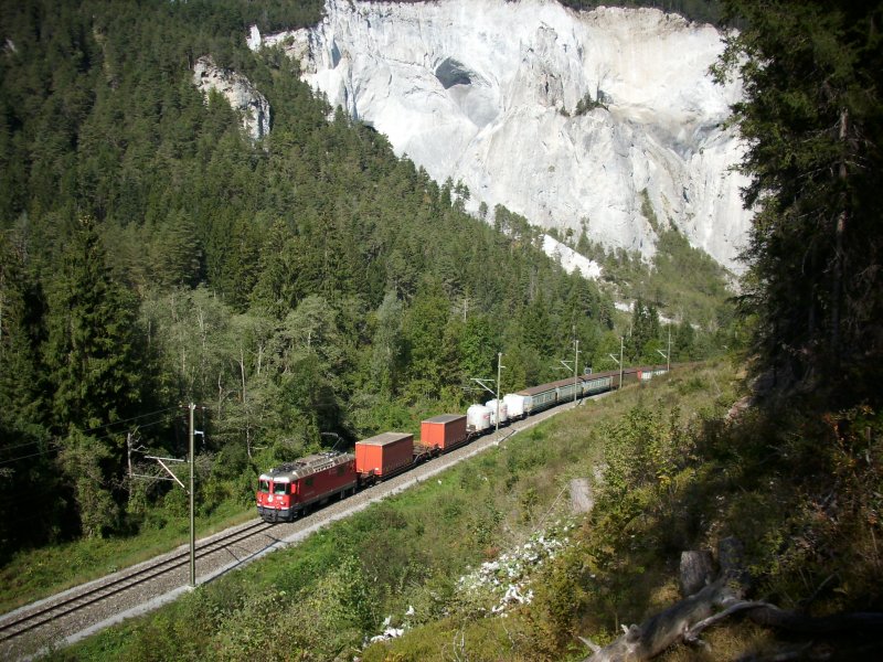 Gterzug richtung Disentis in der Rheinschlucht 20.09.2009