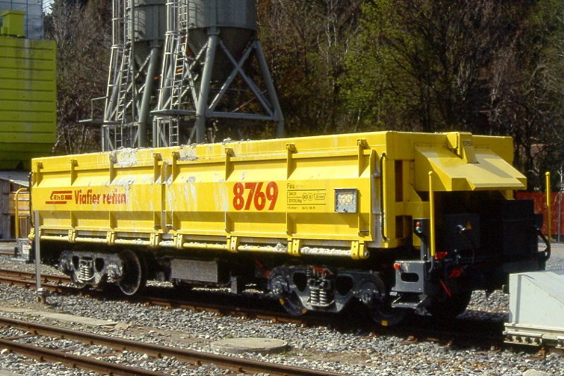 RhB - Fau 8769 am 10.05.1992 in Klosters - Selbstentladwagen