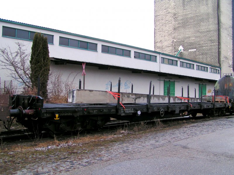 Rs (31513906182-6) with concrete overhead line poles, which are verschreddert