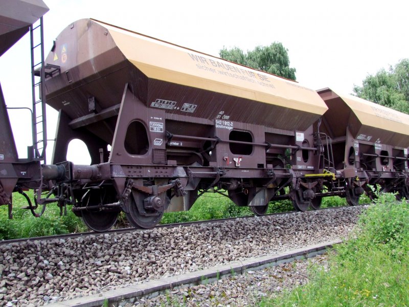 Schotterwagen(40819421912-2) wurde bei den Gleisschotterungsarbeiten auf der Innkreisbahn schon entleert;