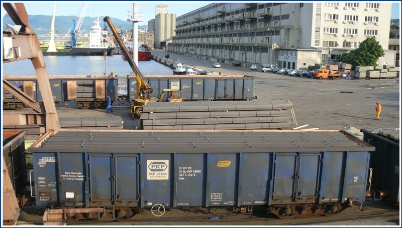 Ein ganzer zug polnischer Wagen mit Stahltr�gern wird am Quai