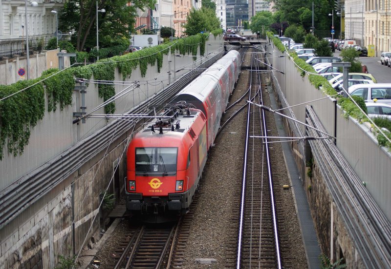 1116 059 der ROeEE/GySEV schiebt einen Regionalzug �ber die Schnellbahnstammstrecke