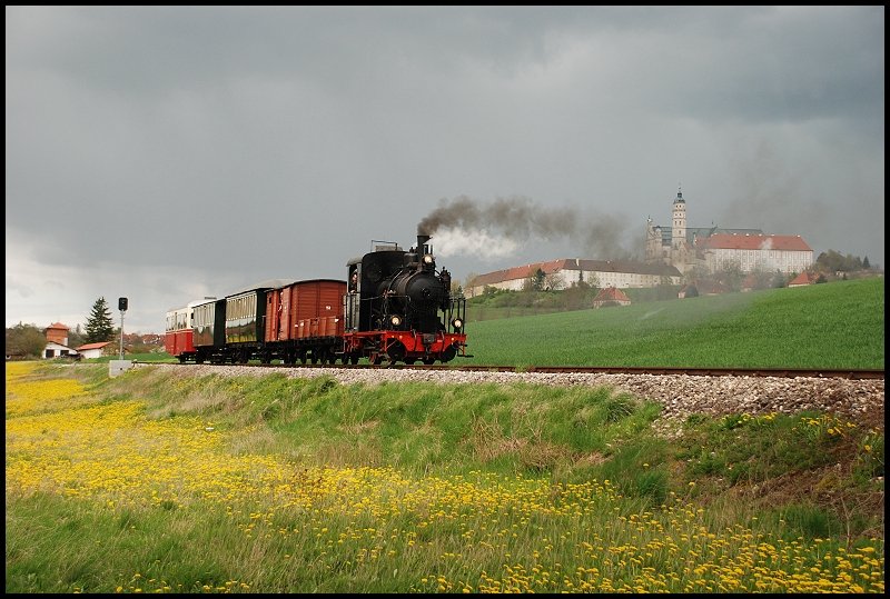 Lok 12 der HMB ist mit dem Personenzug P5 auf