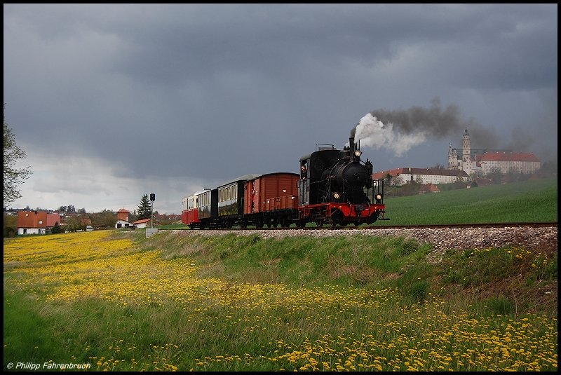 Lok 12 der HMB (H�rtsfeld-Museums-Bahn) zuckelt zum Saisonstart am 01.05.08