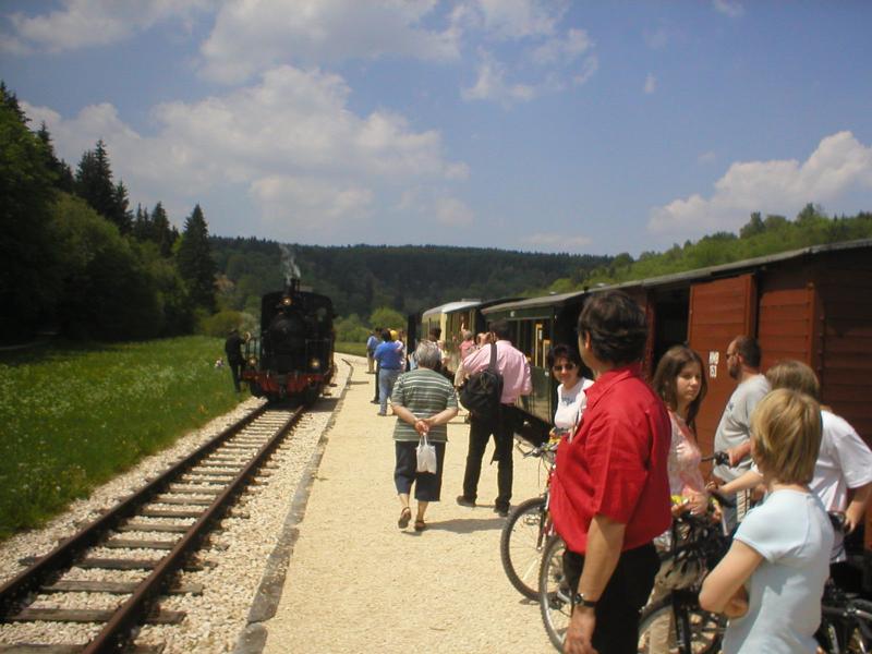 H�rtsfeldbahn Neresheim: Im Mai 2004 herrscht reger Betrieb im vorl�ufigen