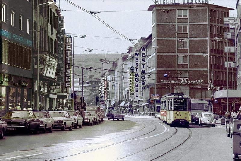 Hagener Stra�enbahn Linie 7, f�hrt links die Haltestelle Woolworth an.
Aufn.