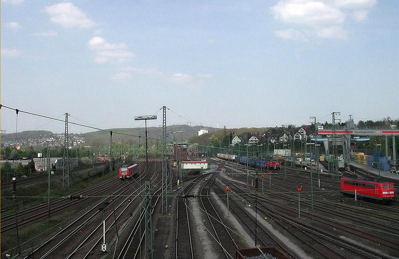 Hagen Gbf, Ostteil 2004, mit Containerbahnhof.
Die Gleise Ri. Horizont, ganz