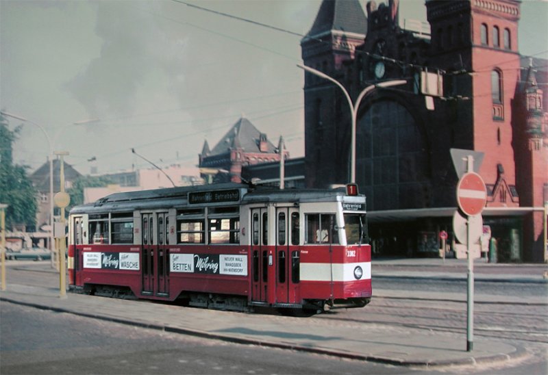 Ein Wagen der Linie 1 vor dem alten Bahnhof HH-Altona,