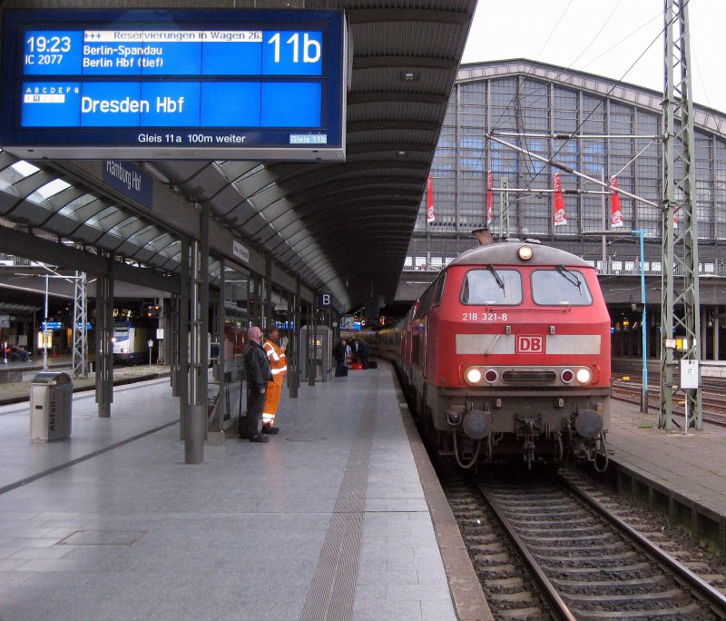 218 321-8 + 218 385-3 sind soeben mit IC 2077